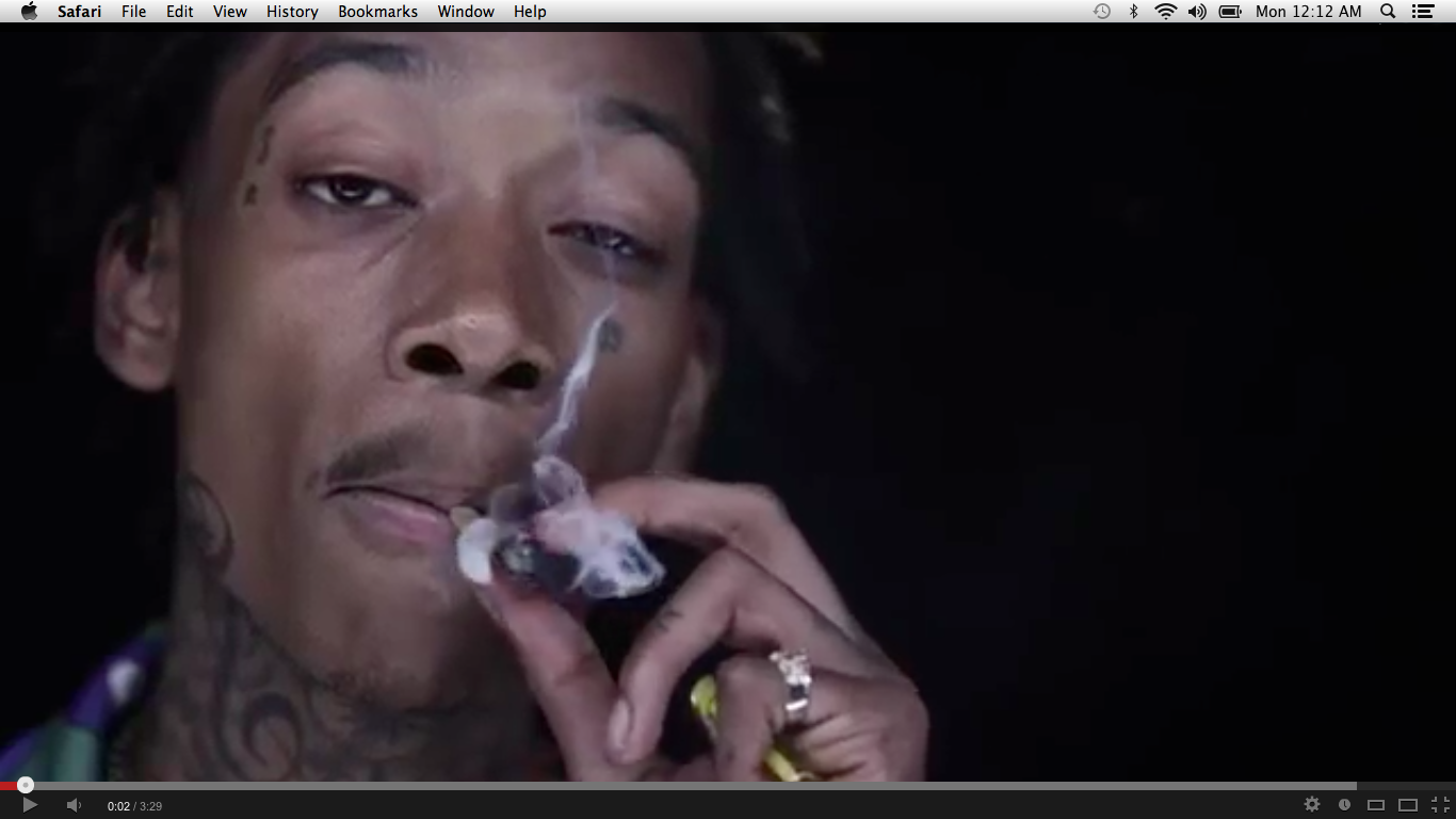 Look in my eyes. Wiz khalifa клип новый. Wiz khalifa клип про гонку. Виз Калифа целится в камеру. Уиз Халифа новый клип.